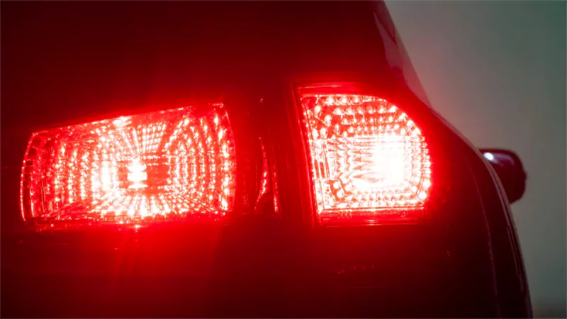 چراغ خطر مهم ترین نوع در انواع چراغ خودرو میباشد